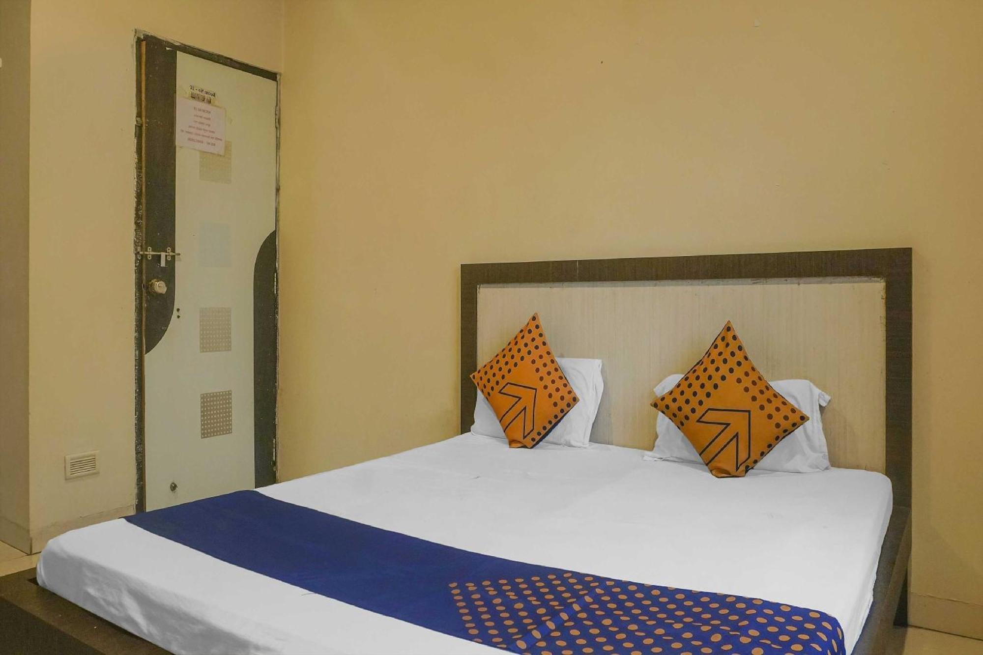 Hotel O Peacock Lodging Kharakvasla Екстер'єр фото