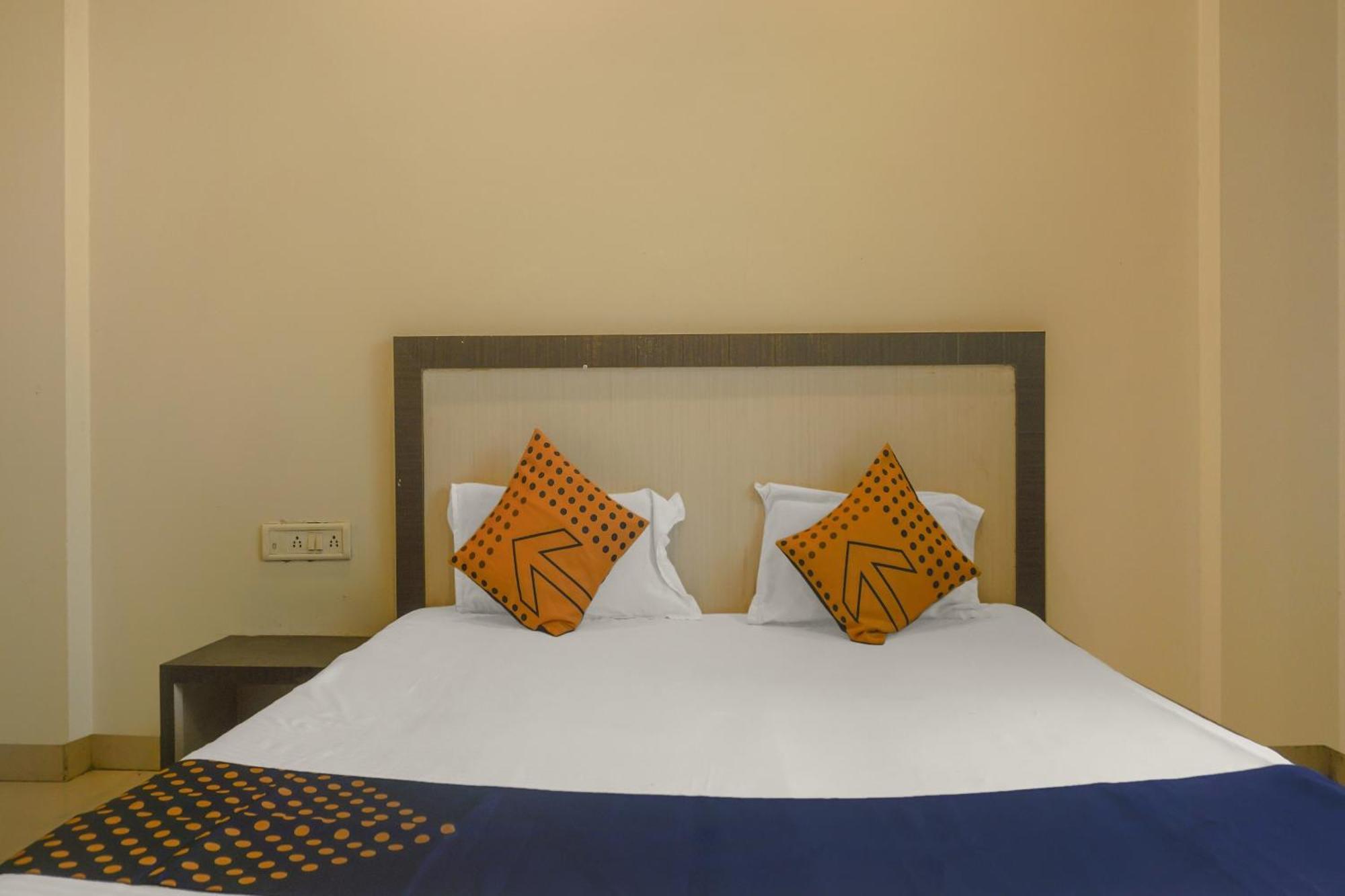 Hotel O Peacock Lodging Kharakvasla Екстер'єр фото