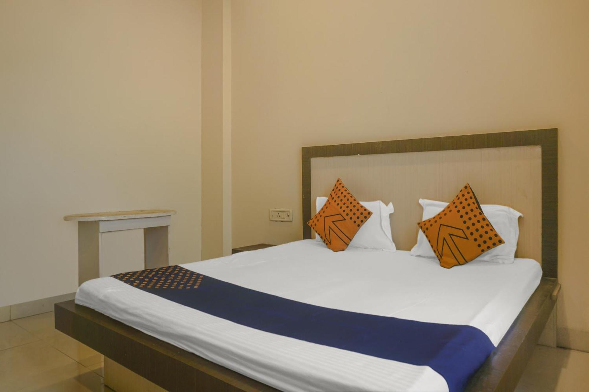 Hotel O Peacock Lodging Kharakvasla Екстер'єр фото