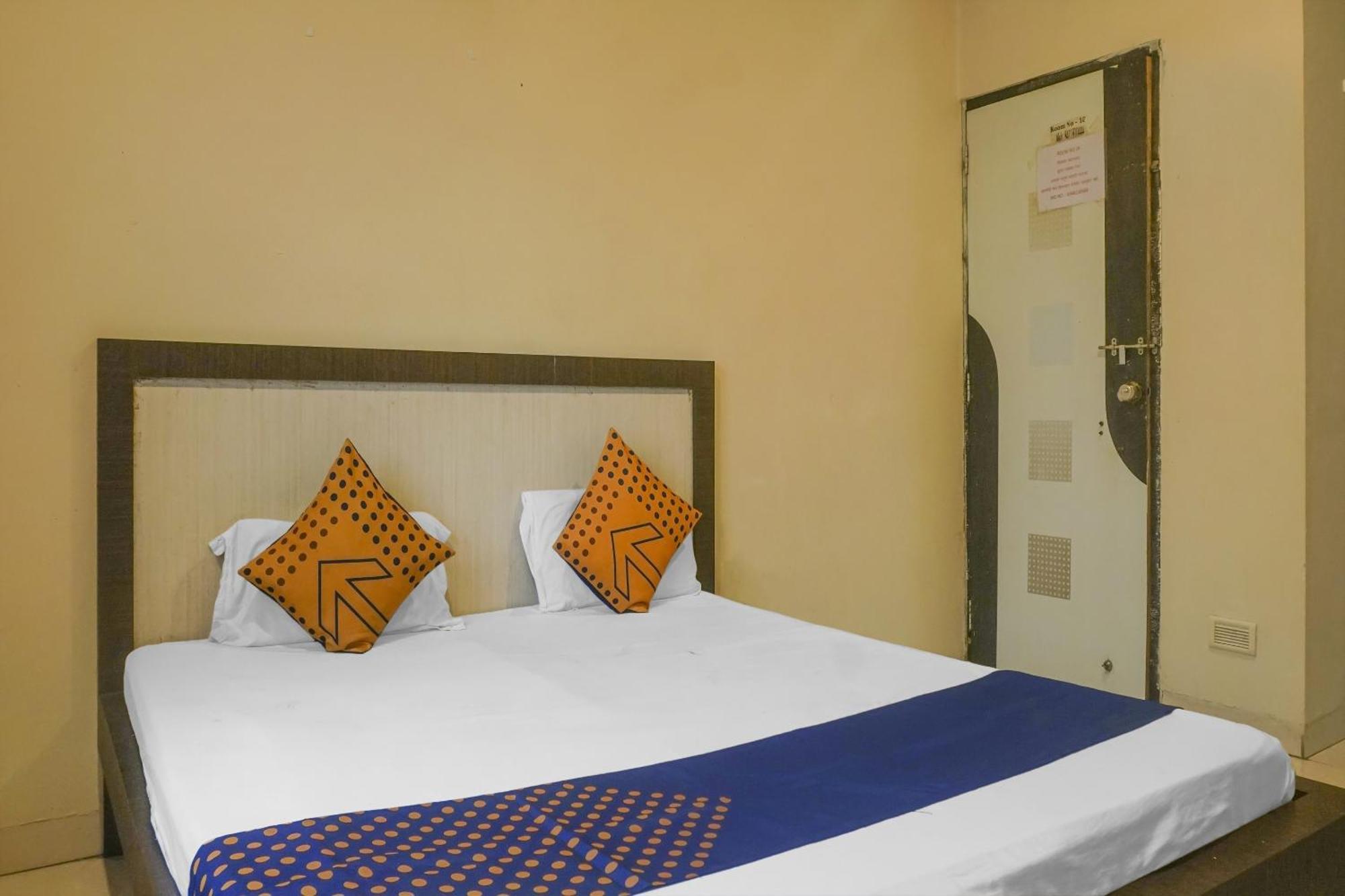 Hotel O Peacock Lodging Kharakvasla Екстер'єр фото